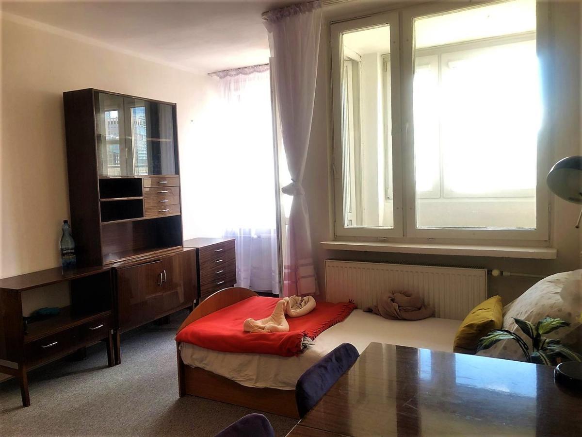 Comfortable 3 Bedroom Rental Unit With A Cozy Balcony In Center Warschau Buitenkant foto